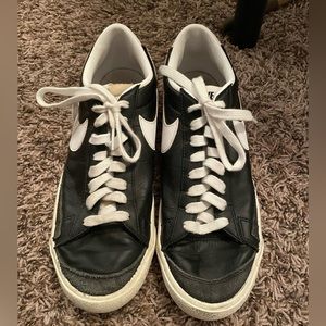 Men’s size 9 Nike low top blazers